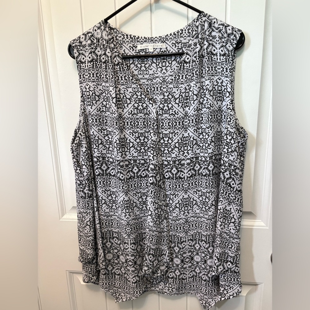Violet + Claire Black and White Patterned Sleeveless Top. Size 1X.